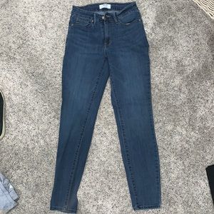 Denizen from Levi’s High Rise stretchy skinny Jeans 26x30 2M like new condition